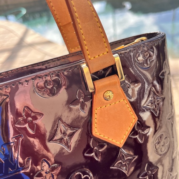 Louis Vuitton, Authentic & unique. Monogram Vermis Patent Leather Purse - Picture 2 of 16